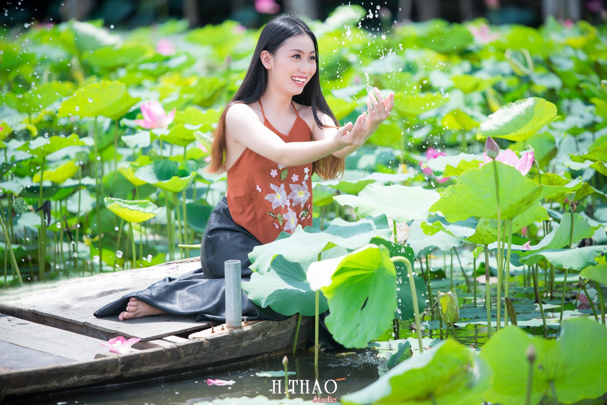 ao yem hoa sen 11 - Studio chuyên chụp ảnh với hoa sen đẹp, giá rẻ Tp.HCM - HThao Studio