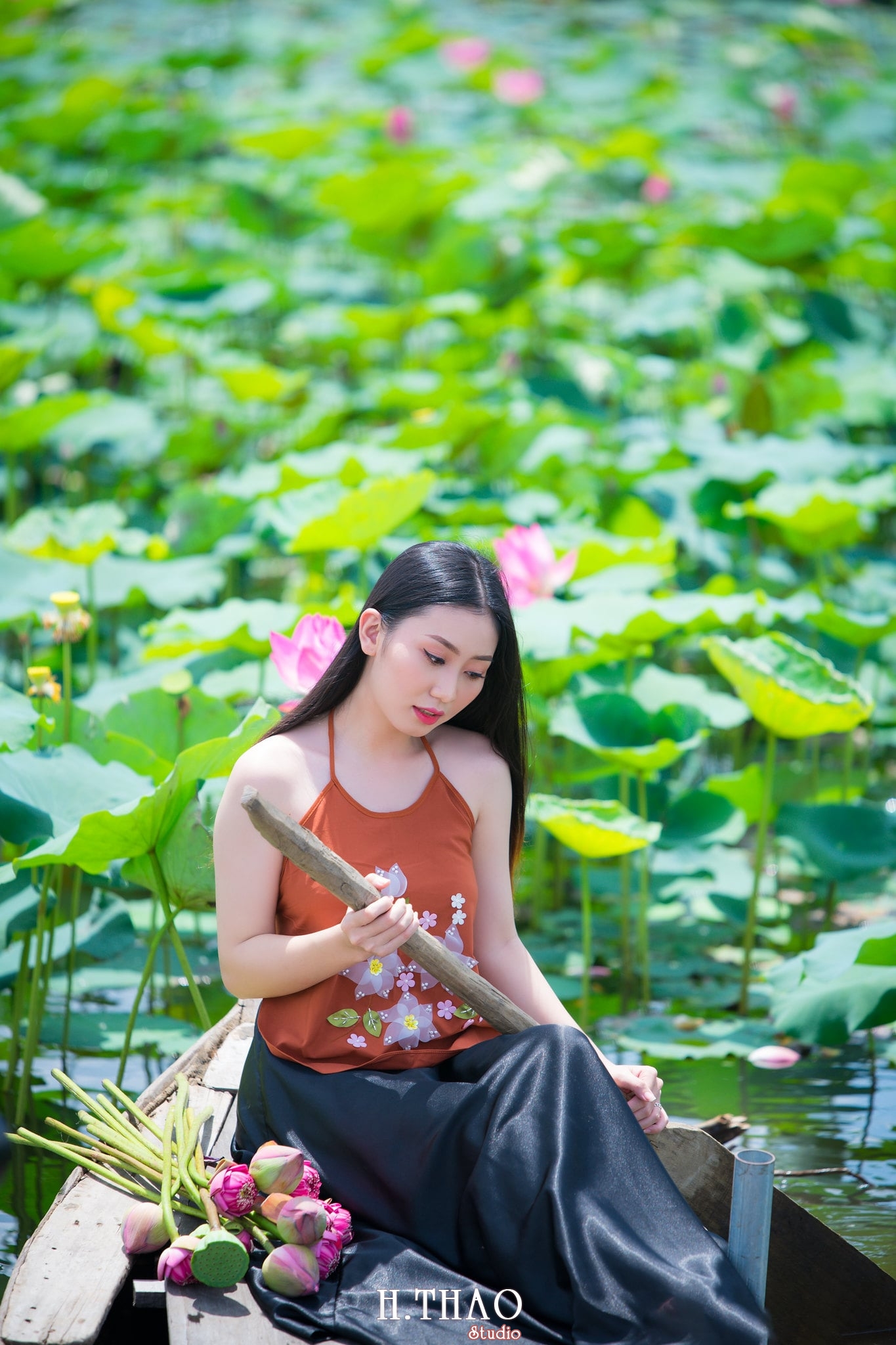 ao yem hoa sen 3 - Studio chuyên chụp ảnh với hoa sen đẹp, giá rẻ Tp.HCM - HThao Studio