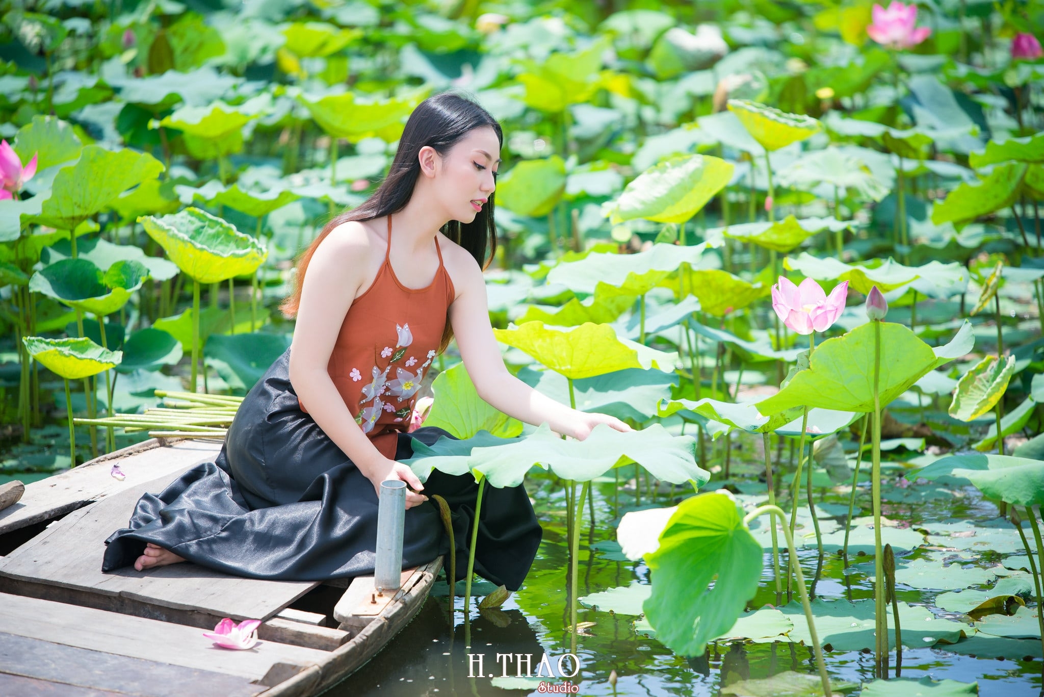ao yem hoa sen 14 - Studio chuyên chụp ảnh với hoa sen đẹp, giá rẻ Tp.HCM - HThao Studio