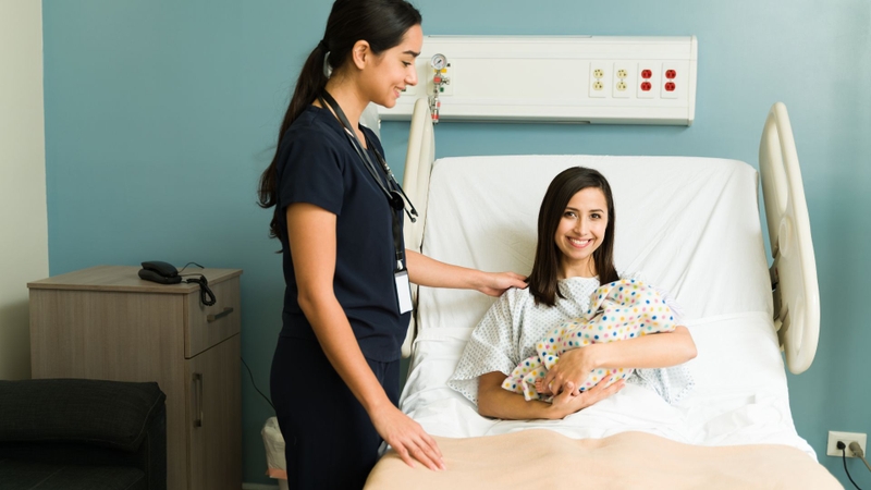 Mẹ bỉm có nên hơ than vùng kín sau sinh không?