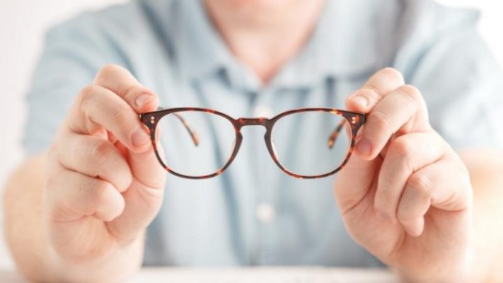 Đeo kính không độ có hại mắt không?