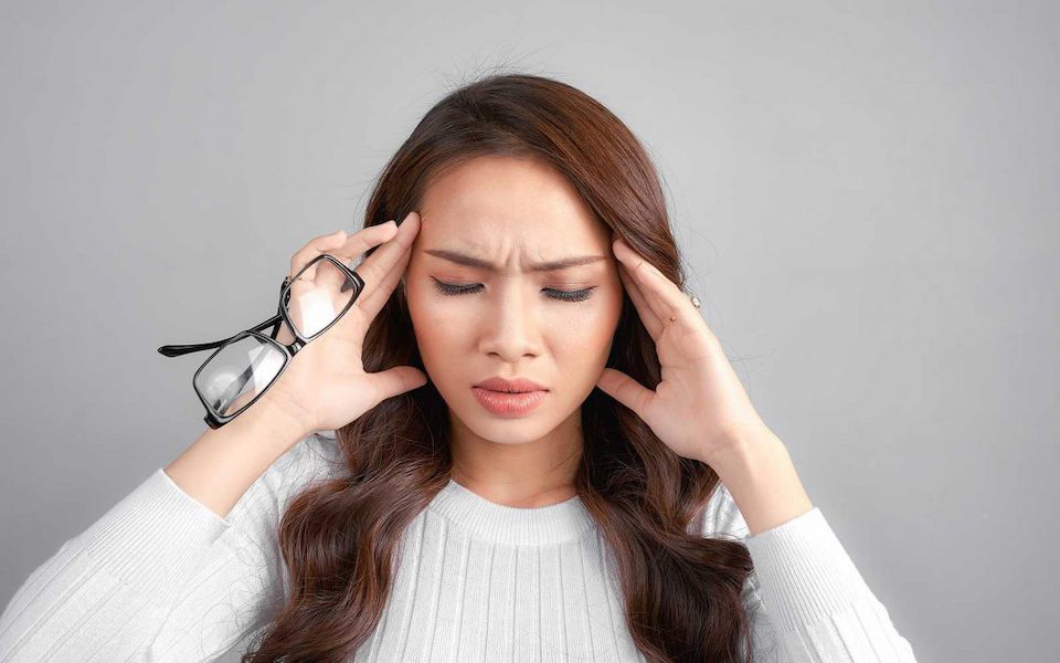 Gọng kính rẻ tiền có thể gây dị ứng da