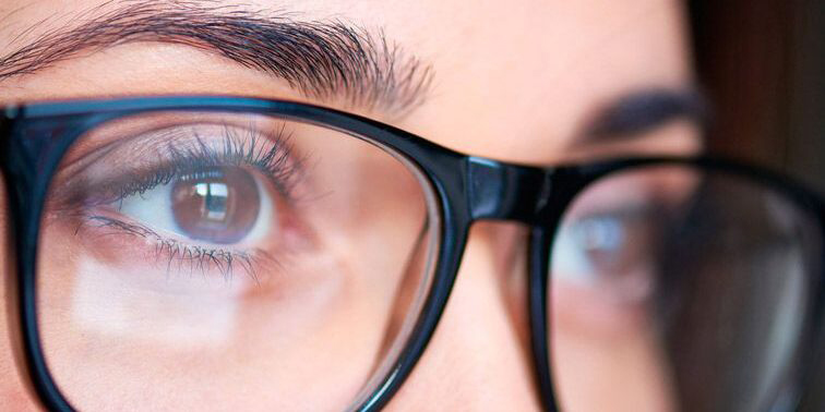 Đeo kính không độ có hại mắt không? Đeo thường xuyên được không?