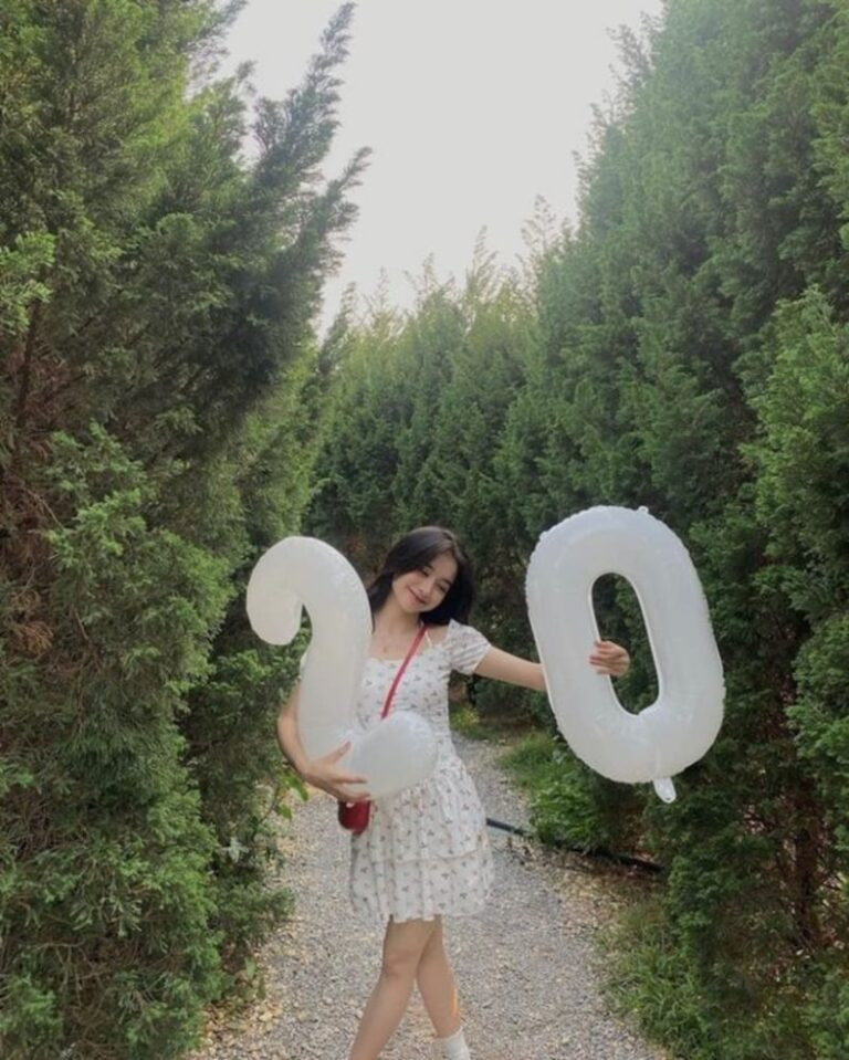 Chụp ảnh sinh nhật ngoài trời với bóng số