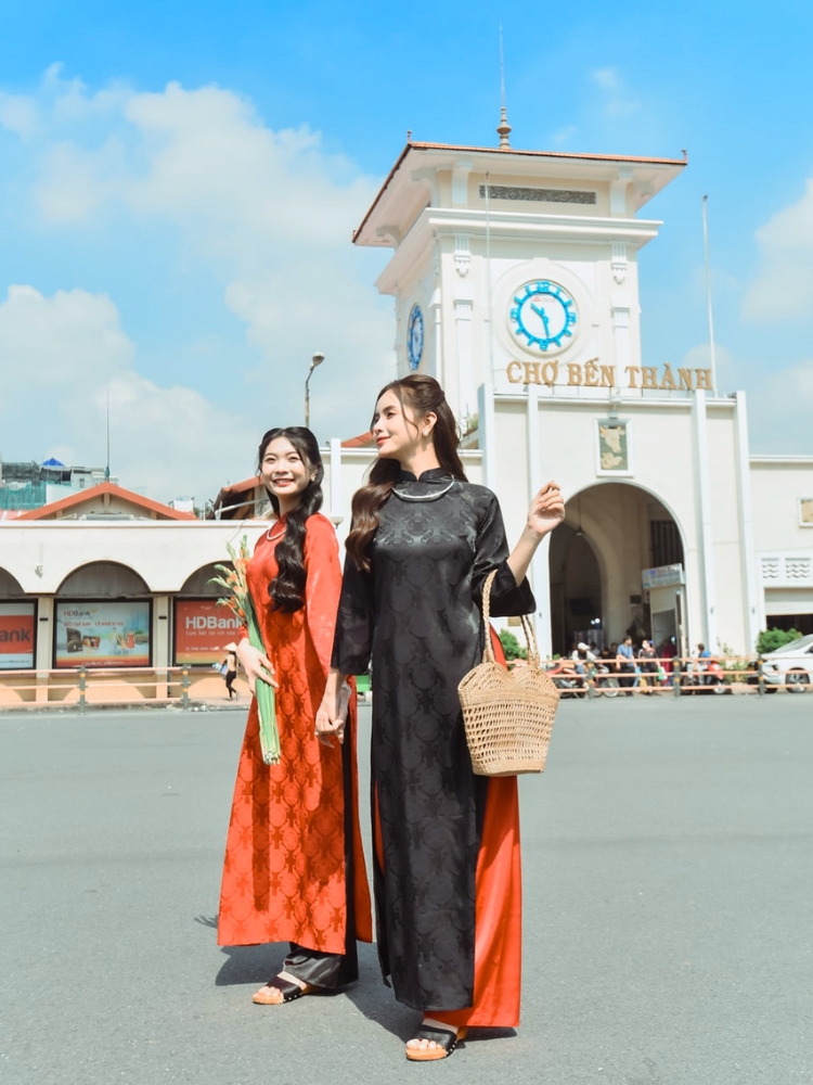 Tạo dáng chụp áo dài Tết theo concept đi chợ xuân