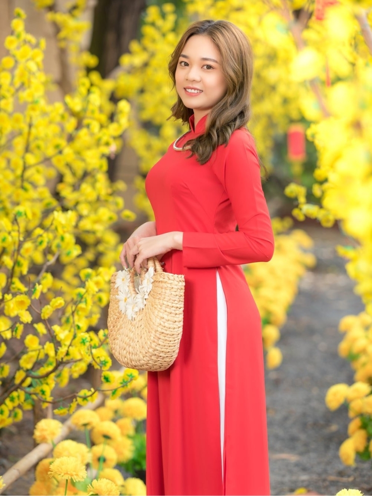 Tạo dáng chụp áo dài Tết với hoa mai