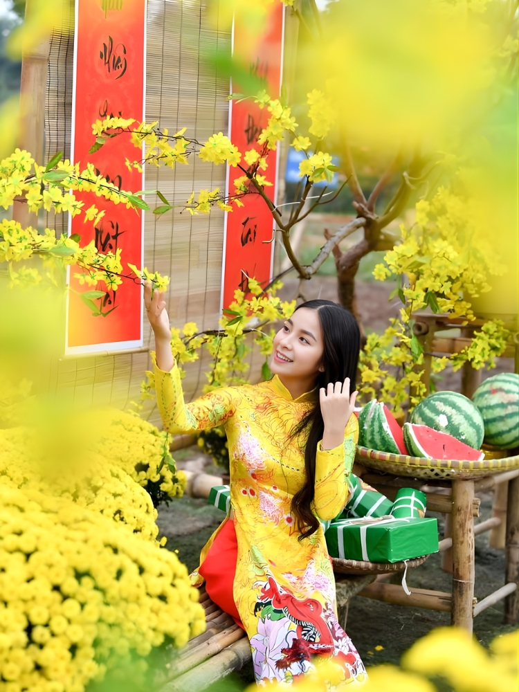 Tạo dáng chụp áo dài Tết với hoa mai