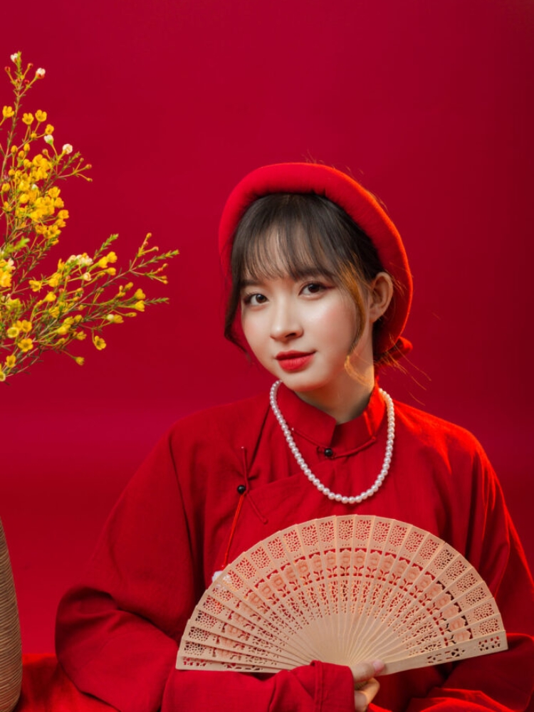 Tạo dáng chụp ảnh mặc áo dài Tết trong studio