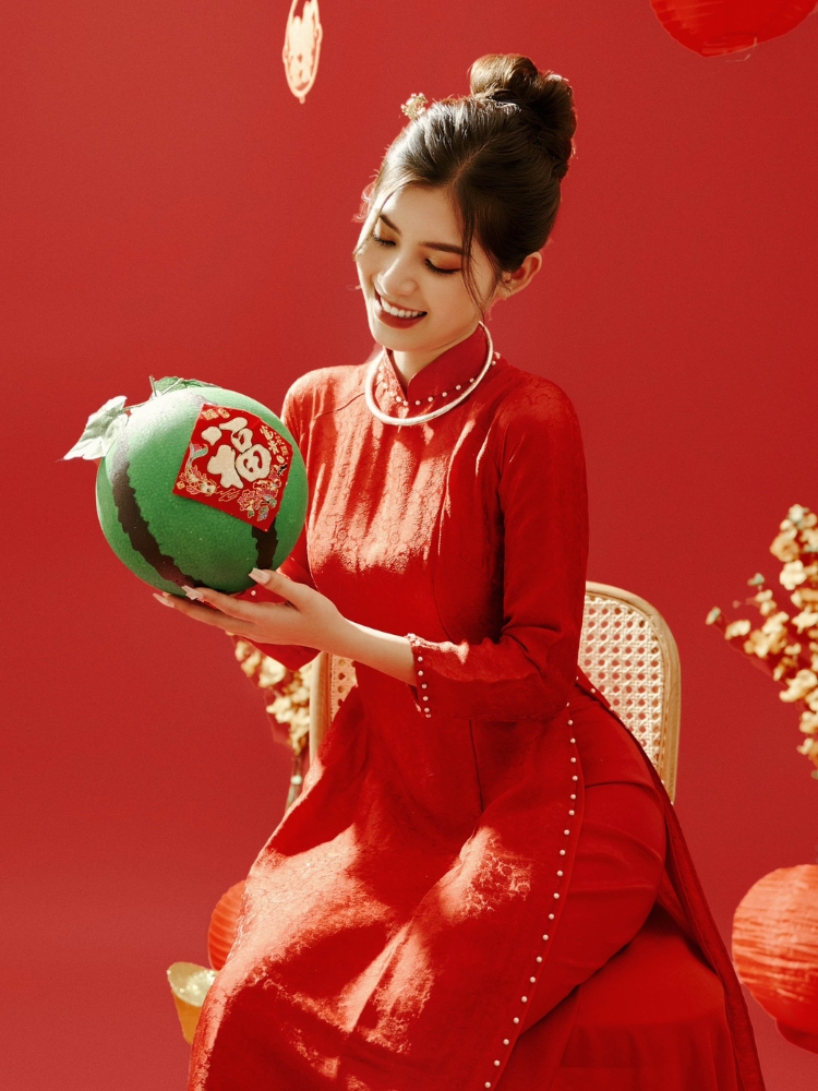 Tạo dáng chụp ảnh mặc áo dài Tết trong studio