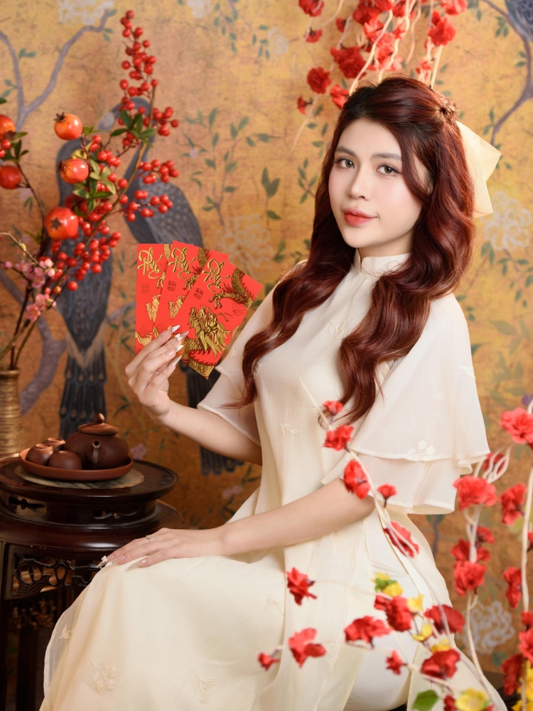 Tạo dáng chụp ảnh mặc áo dài Tết trong studio