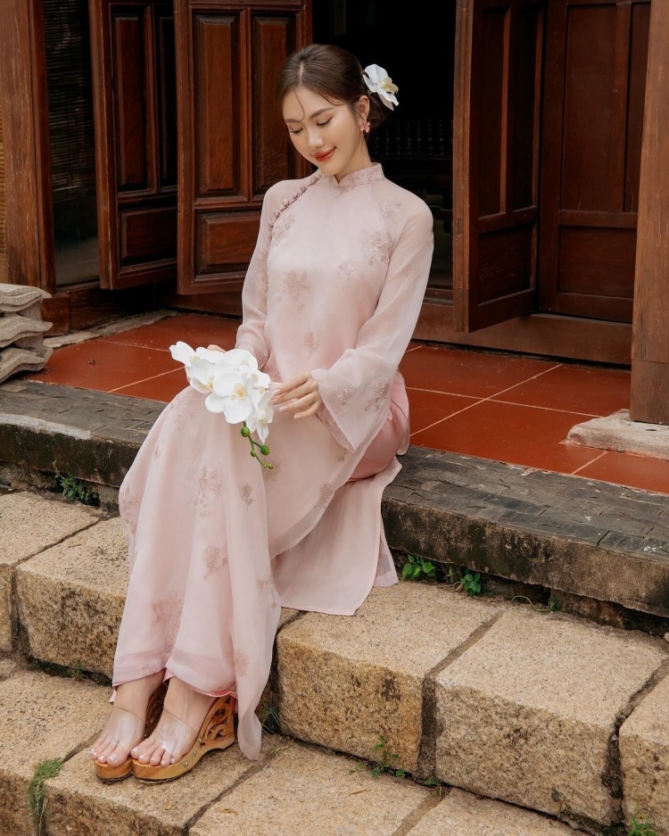 Tạo dáng chụp ảnh áo dài Tết cho nữ duyên dáng, thanh lịch