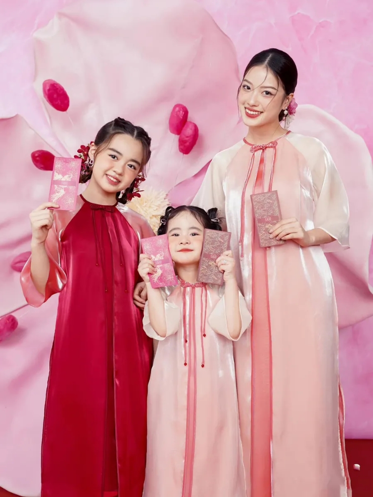 Tạo dáng chụp ảnh áo dài Tết với bao lì xì