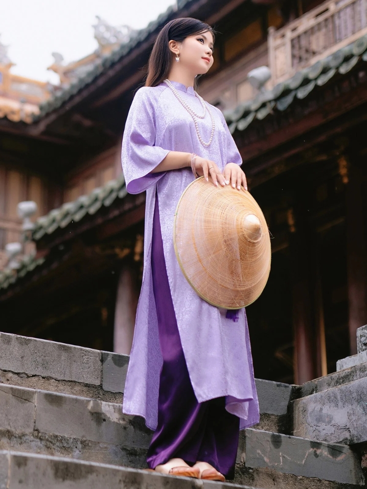 Tạo dáng chụp áo dài Tết với nón lá