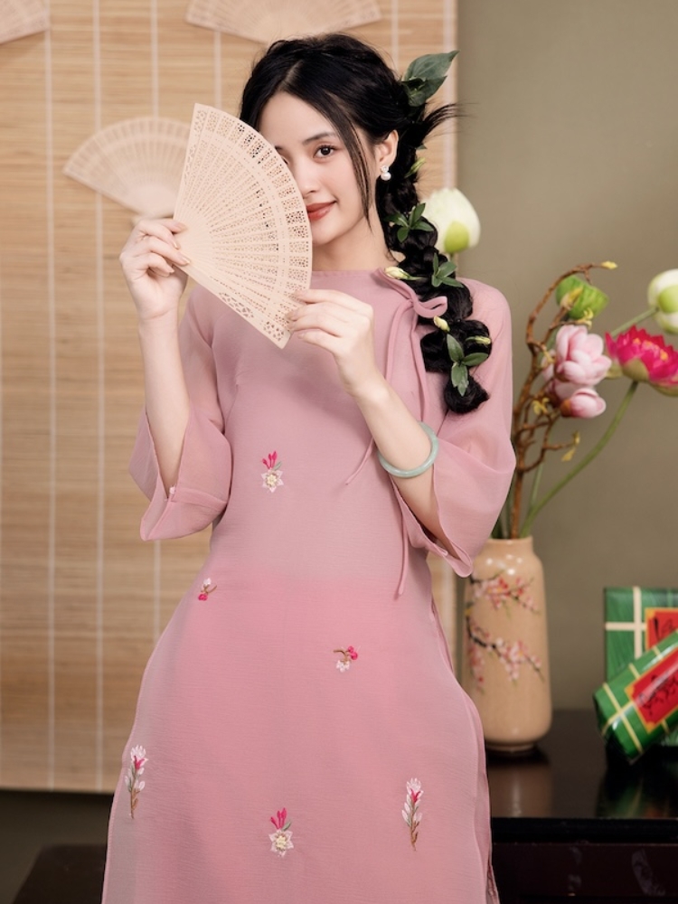 Tạo dáng chụp ảnh áo dài Tết cùng quạt tròn / quạt gấp