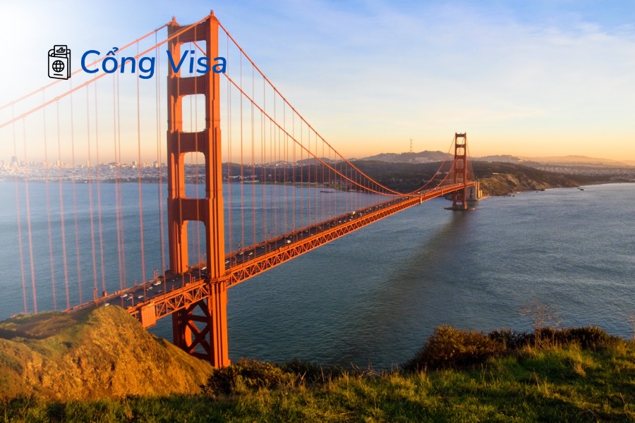 Địa hình Mỹ đa dạng, với Rocky Mountains ở Colorado, bãi biển Florida và Alaska rộng lớn giáp Bắc Băng Dương