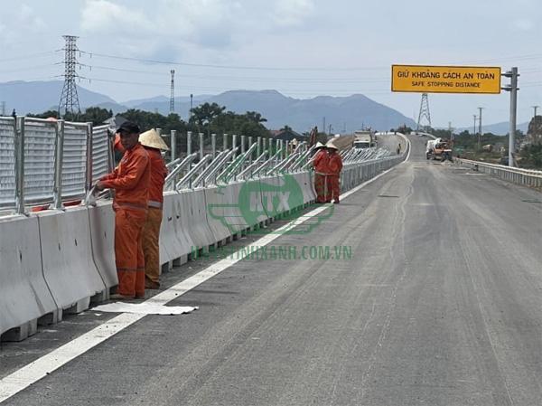 Dải phân cách cố định bằng bê tông