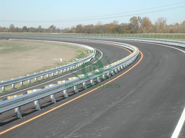 Dải phân cách cố định bằng thép