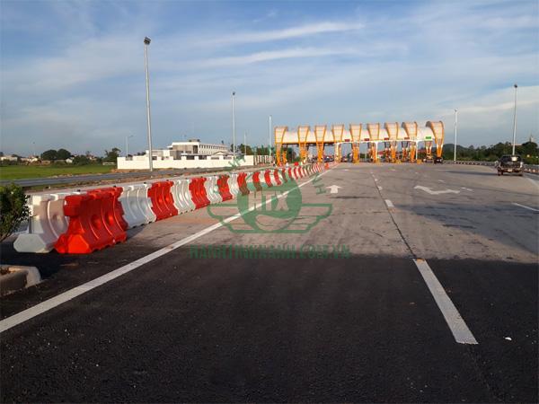 Dải phân cách di động bằng nhựa