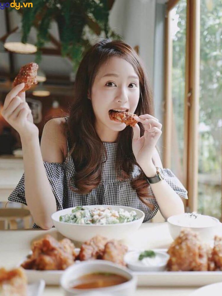 Tạo dáng chụp hình với đồ ăn trên bàn