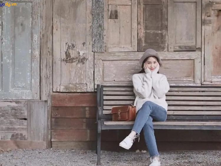 Tạo dáng với chiếc ghế gỗ dài