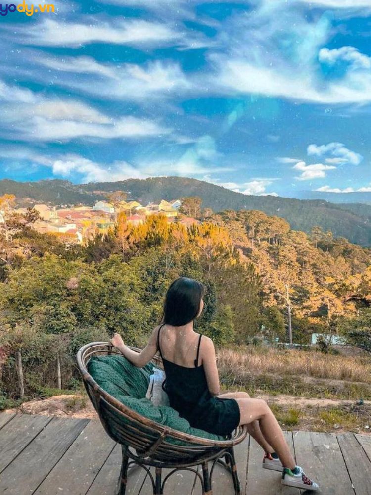 Chụp hình quay lưng lại với chiếc máy ảnh