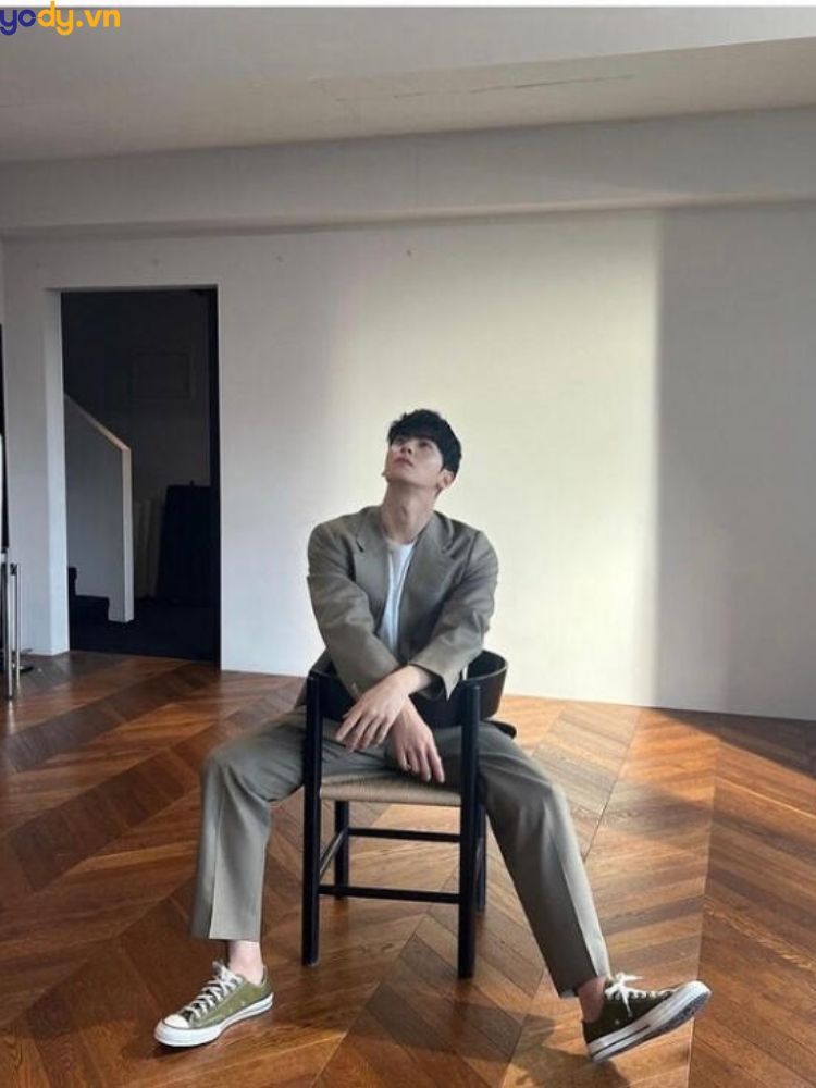 Cách tạo dáng chụp ảnh ngồi ghế ngược