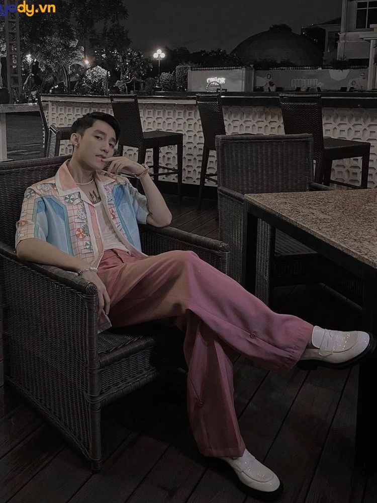 Cách tạo dáng chụp ảnh ngồi ghế tựa vào lưng ghế