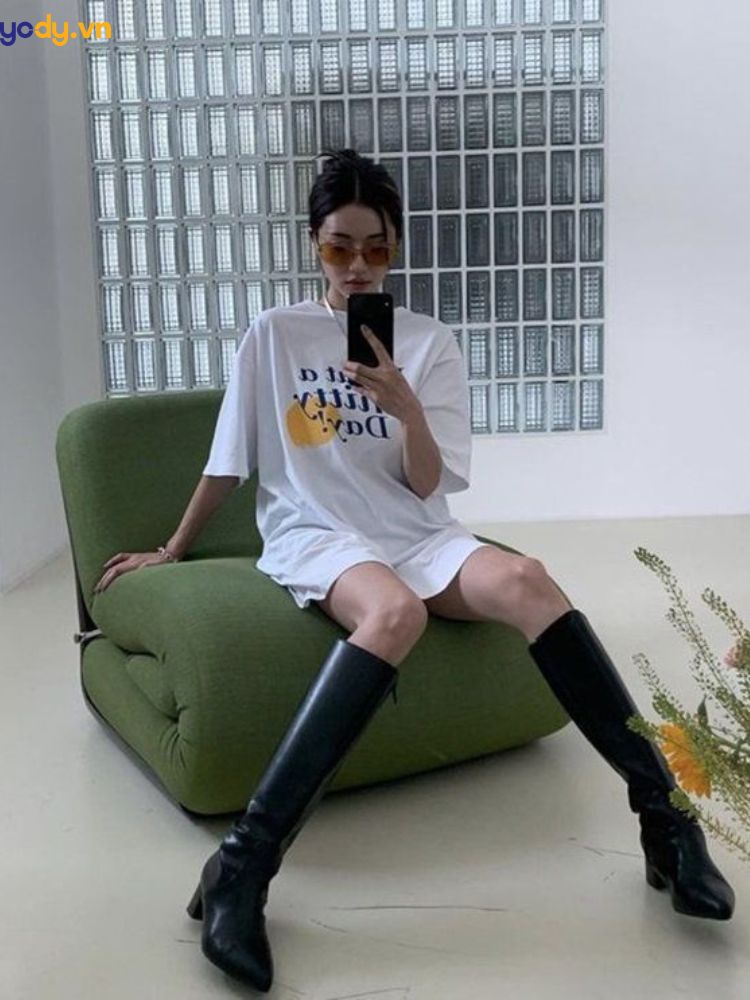 Tạo dáng chụp ảnh ngồi chính diện trên ghế sofa