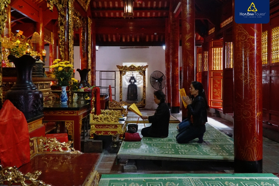 Đi đền Ông Hoàng Mười cầu bình an, may mắn, tài lộc