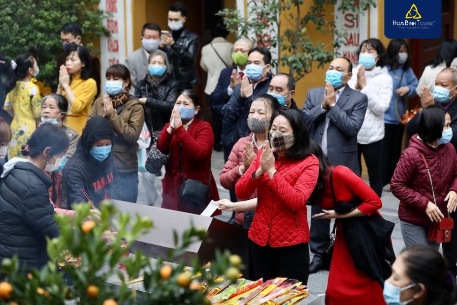 Ngày thường đền Ông Hoàng Mười cũng rất đông du khách ghé thăm