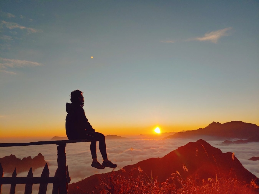 Đỉnh Chung Nhía Vũ nằm trên dãy núi Hoàng Liên Sơn, thuộc vùng Tây Bắc Việt Nam