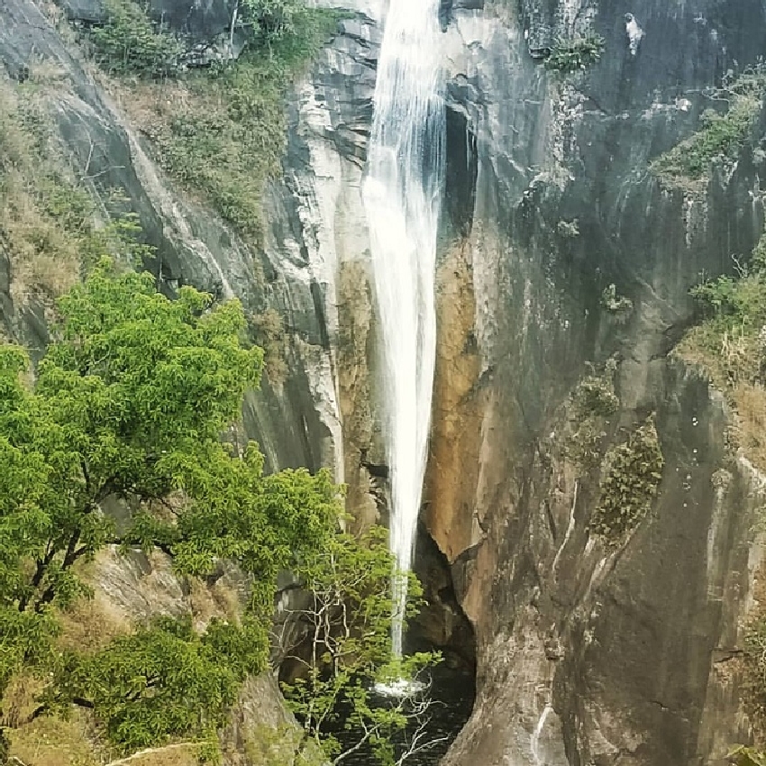 Du khách chinh phục thành công đỉnh Sa Mu