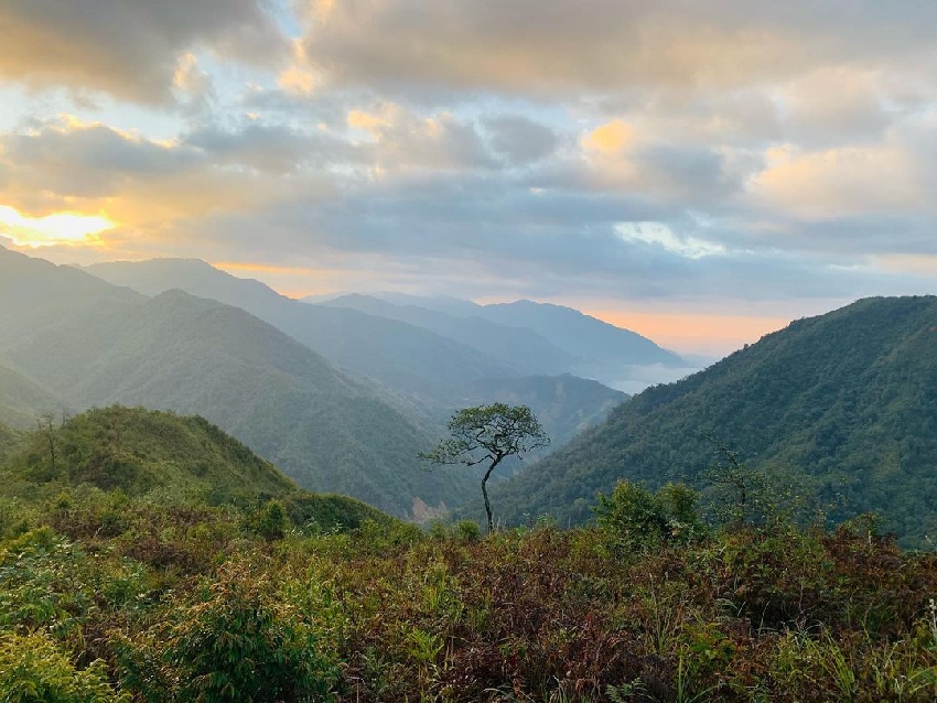 Du khách chinh phục đỉnh Ky Quan San