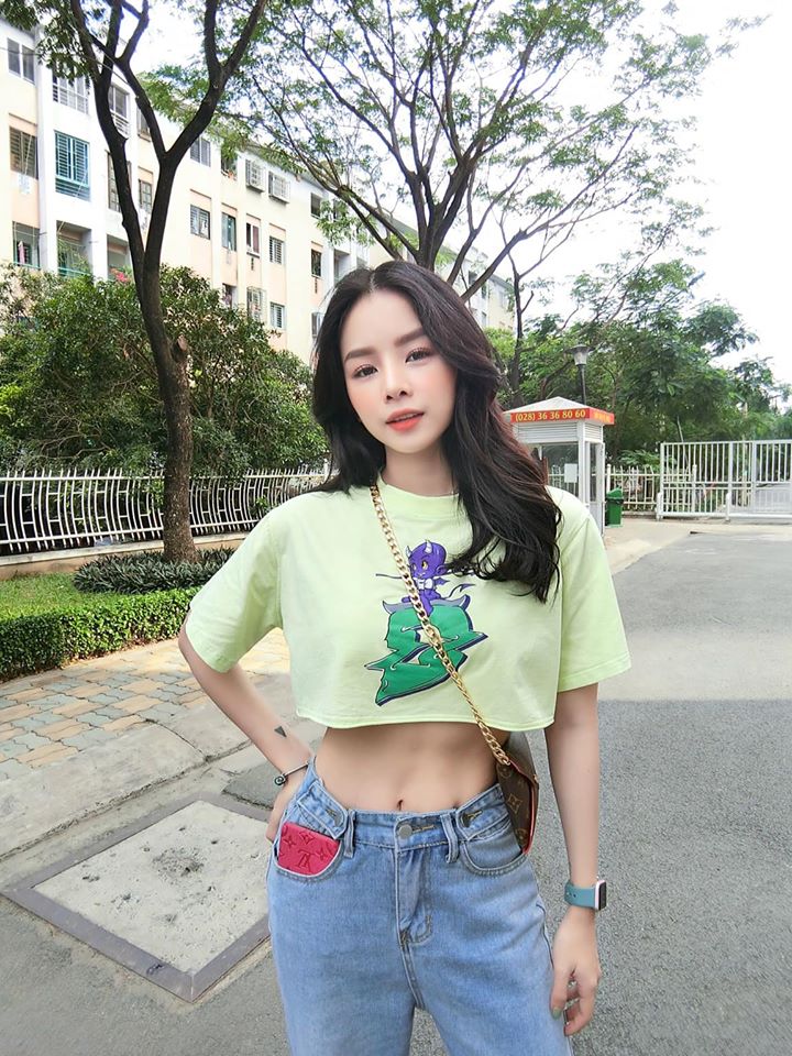 Vòng eo kiến càng là điểm mạnh hấp dẫn trên cơ thể của nữ DJ Đà Nẵng.