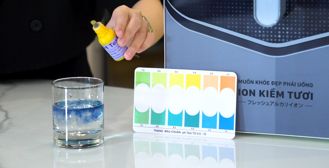 Đo độ pH bằng dung dịch quỳ tím, chỉ cần nhỏ 3-4 giọt vào nước và xem thang màu để đọc kết quả