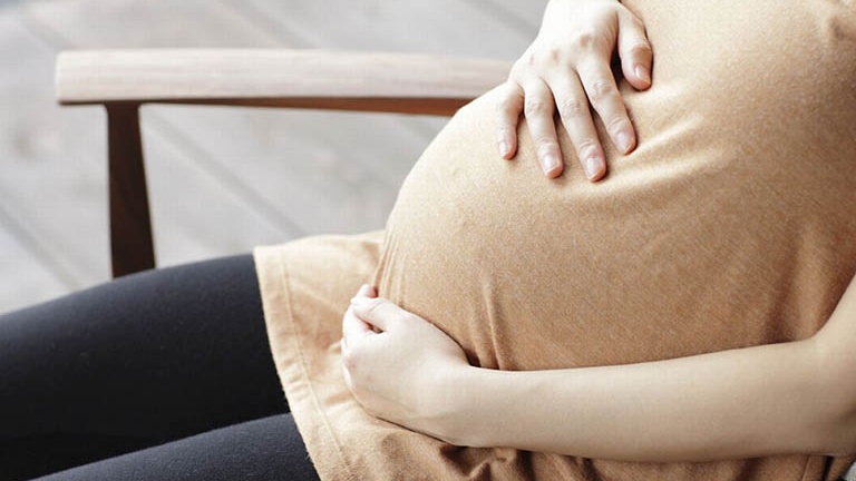 Bà bầu đi xe máy bị xóc nhiều có ảnh hưởng đến thai nhi không?