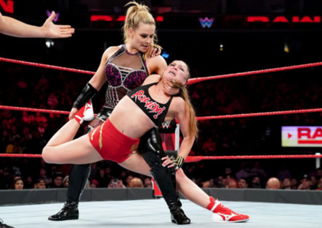 Cô từng đọ sức với Ronda Rousey trên sàn đấu WWE