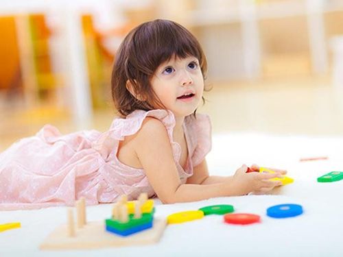 Môi âm hộ có thể không dính vào nhau nữa khi cơ thể bé gái bắt đầu tự sản xuất hormone