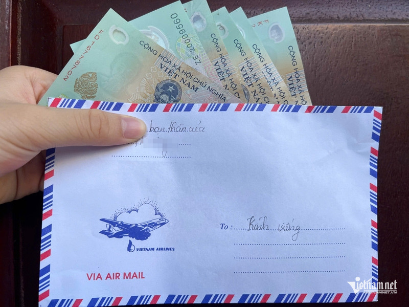 Bạn thân truy hỏi tiền phúng viếng, cô gái tá hỏa về chiếc phong bì bị rút lõi