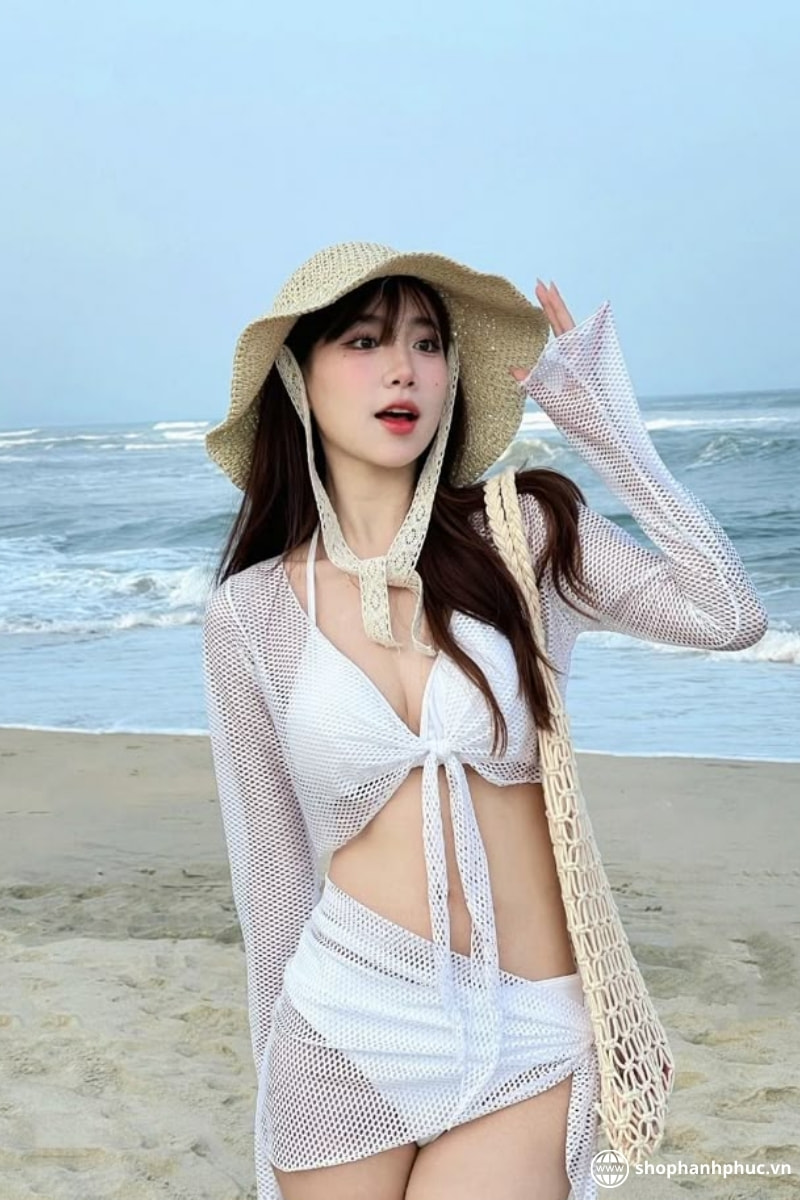 Học sinh mặc bikini