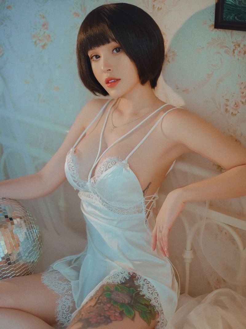 Gái xinh khoe ngực