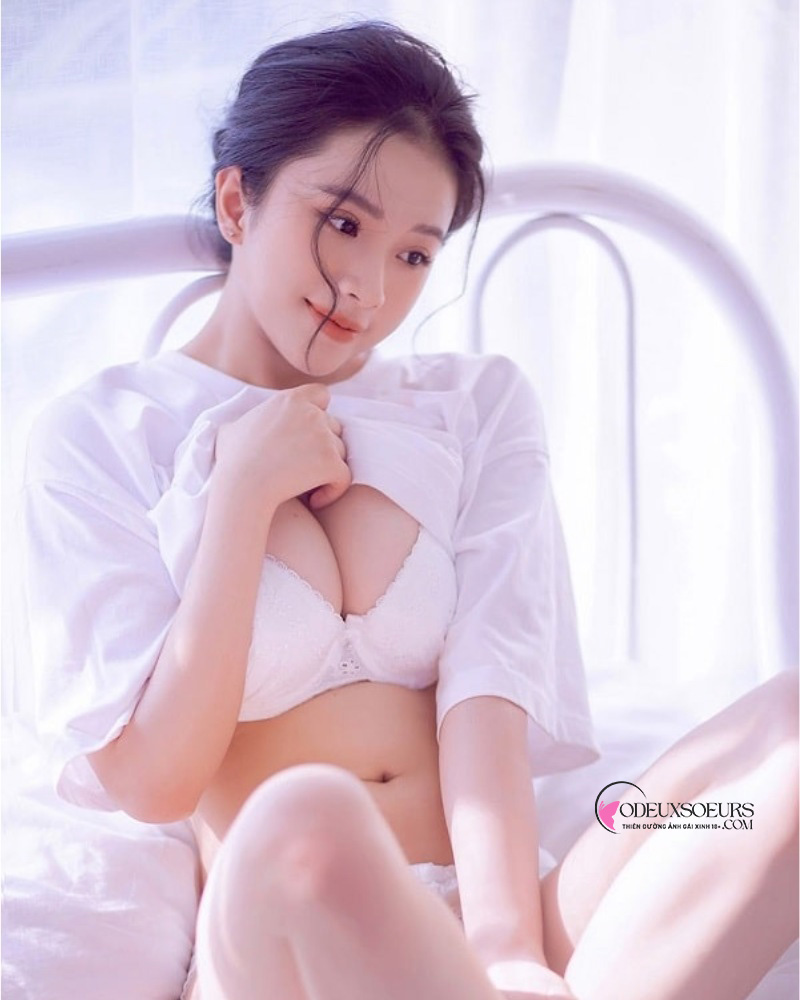 Ảnh gái đẹp vén áo khoe vú