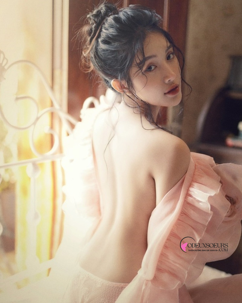 Gái xinh cởi áo để lộ lưng trần