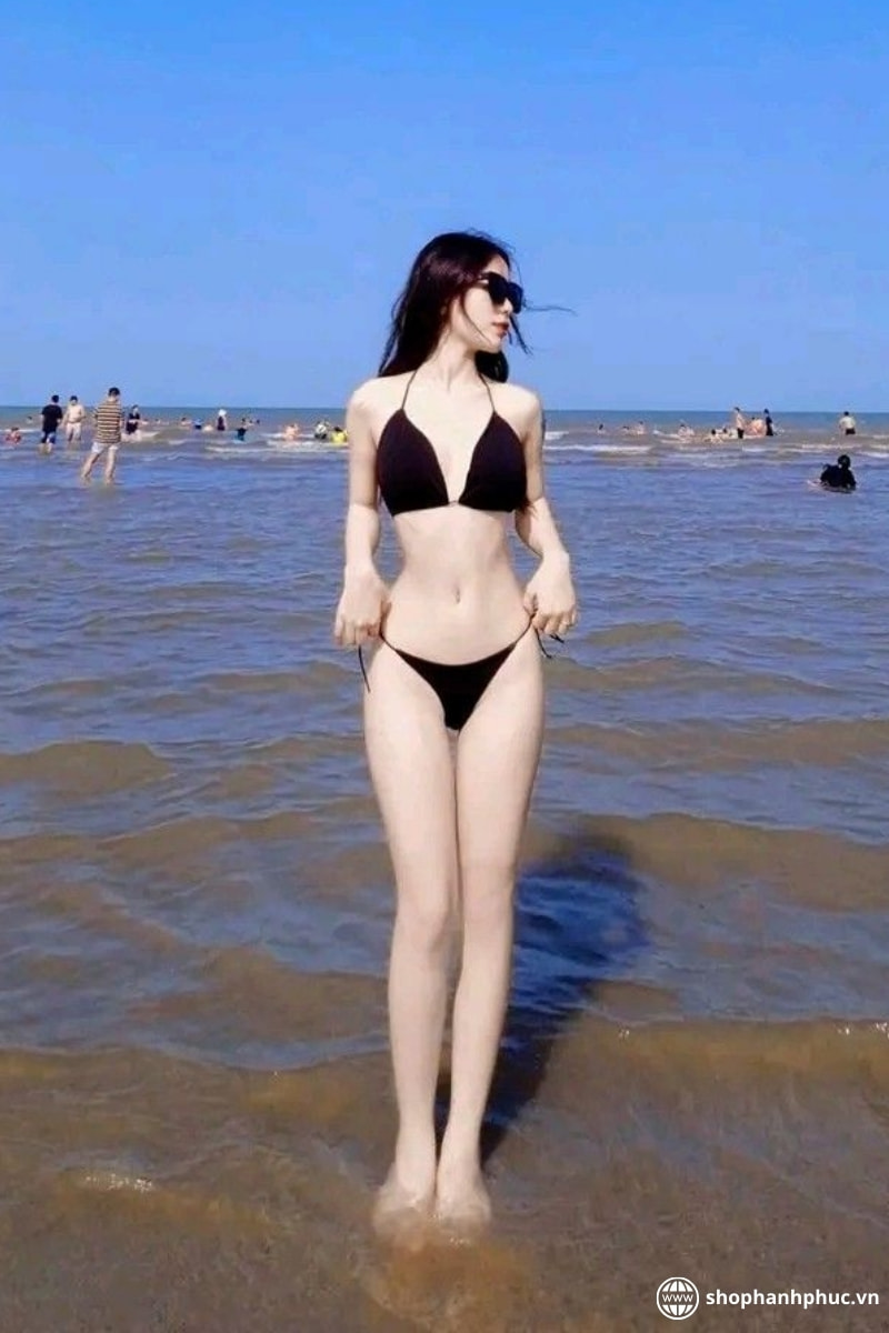 Nữ sinh mặc bikini