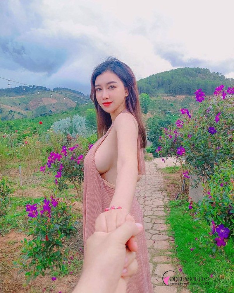 Hình ảnh cô gái thả rông lộ ngực khủng