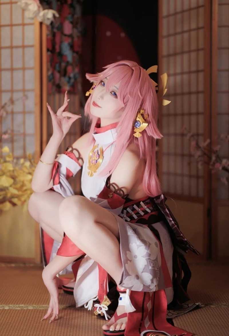 Cosplay Yae Miko ngồi xổm gợi cảm