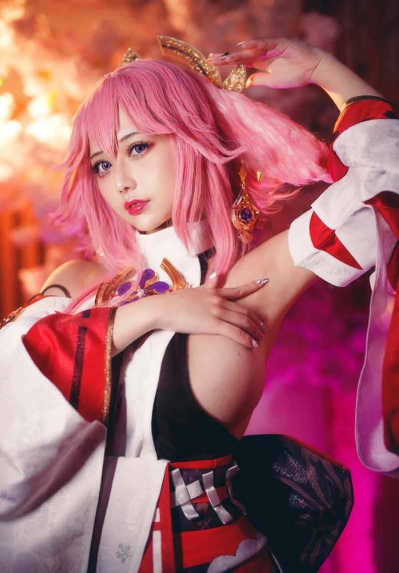 Cosplay Yae Miko vú bự