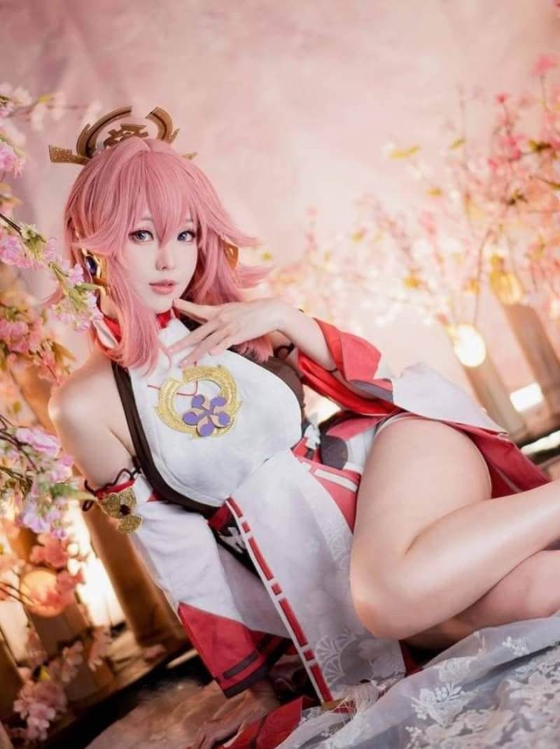 Cosplay Yae Miko ngồi sexy khoe đùi đẹp