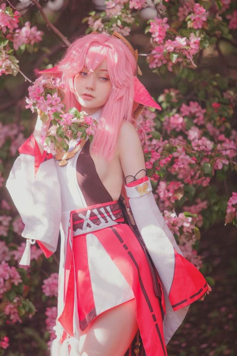 Cosplay Yae Miko dáng đẹp hấp dẫn