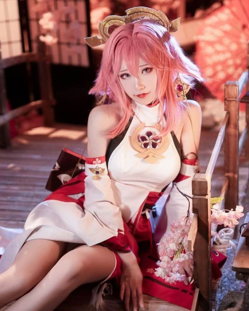 Cosplay Yae Miko ngồi sexy cuốn hút